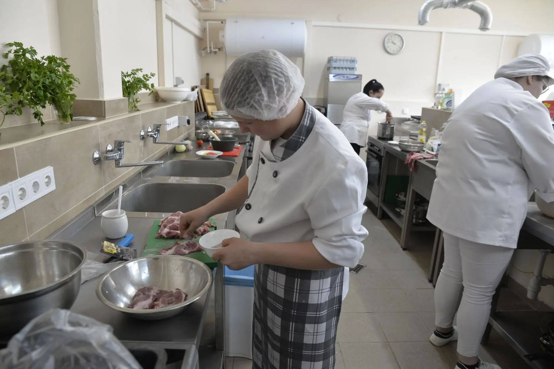 家居用品供应链对比：智林贸易与区域商超合作案例